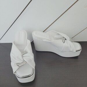 NEW DKNY Maryn Chain Wedge Platform Women's  6.5M Sandals White Nappa Synthetic